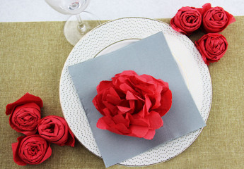 Pliez simplement et rapidement votre serviette en forme de rose !  Pliage serviette  rose, Pliage serviette fleur, Pliage serviette papier fleur